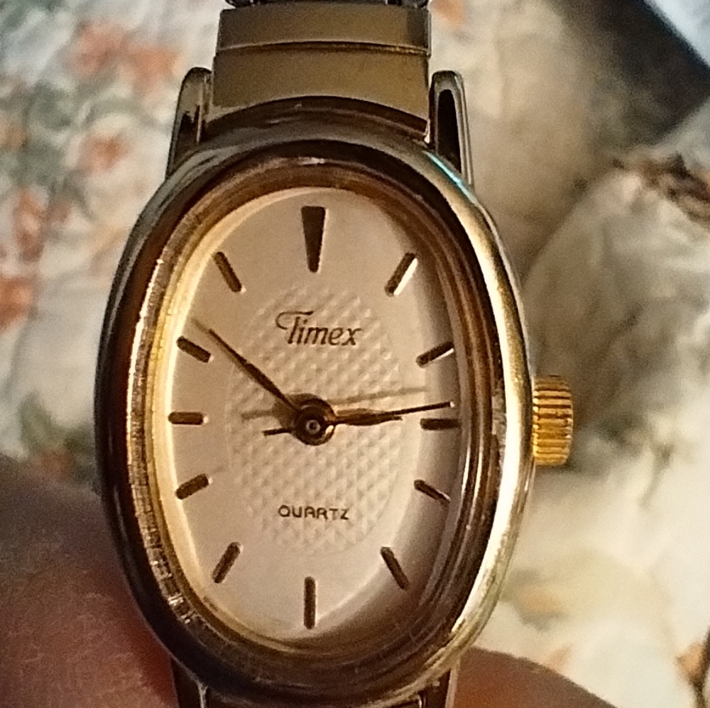 Timex Ladies Quartz Watch Oval Watch Face White Dial Gold Tone Working